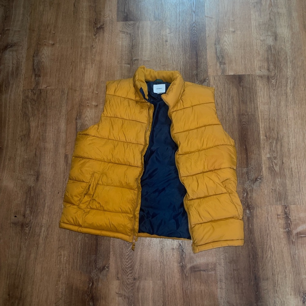 Outdoor sleeveless puffer vest